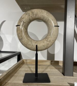 Disque pi en marbre sur socle crème h=17cm