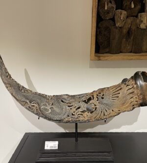Corne de buffle sculptée à la main pièce unique 45x35cm